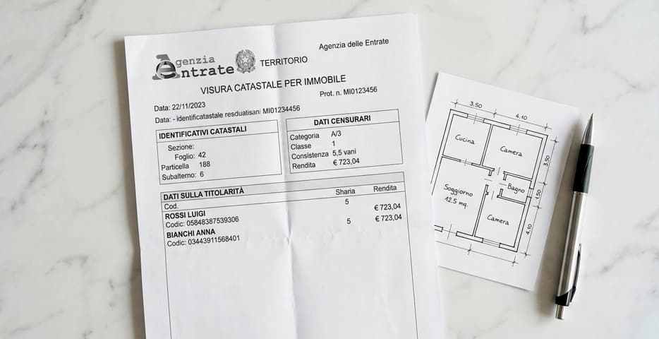Visura catastale italiana stampata su carta con planimetria e penna — guida 2026 ai 5 tipi, costi e come richiederla online gratis