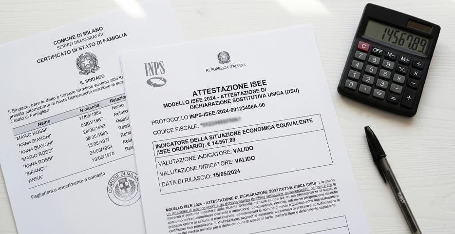 Stato di famiglia e attestazione ISEE 2026 su scrivania con calcolatrice — guida al nucleo familiare, novità e come ottenerlo gratis