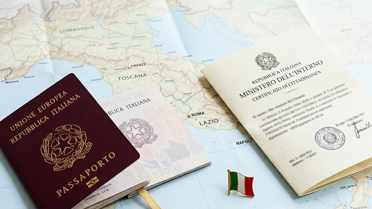 Passaporto italiano e certificato anagrafico su una mappa piegata: requisiti e tempi della cittadinanza italiana 2026